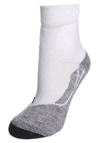 Chaussette de cheville blanche et grise avec un haut côtelé, un talon rembourré et un orteil texturé ; renforcée pour plus de durabilité, avec un capuchon de orteil de couleur foncée contrastante.
