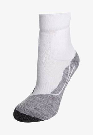 Calcetín de tobillo blanco y gris con parte superior acanalada, talón acolchado y puntera texturizada; reforzado para mayor durabilidad, con una tapa de puntera oscura en contraste.