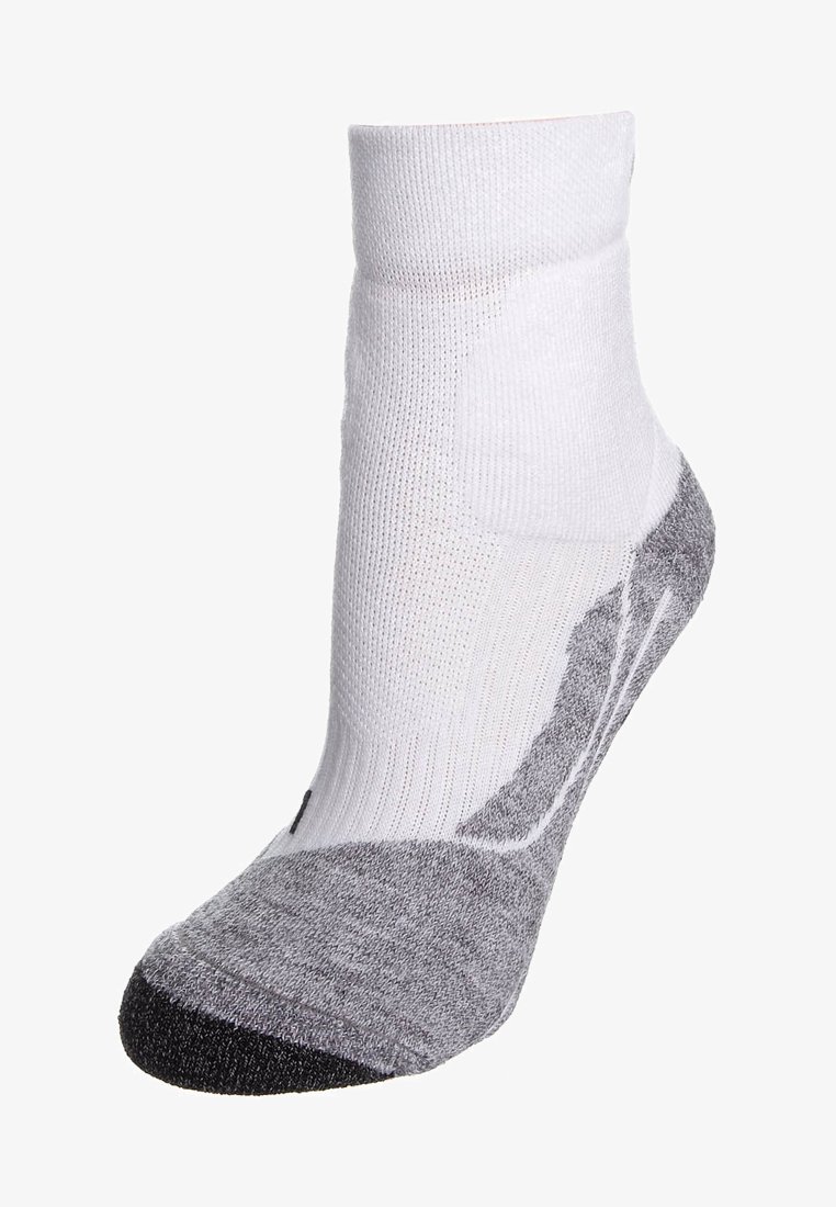Chaussette de cheville blanche et grise avec un haut côtelé, un talon rembourré et un orteil texturé ; renforcée pour plus de durabilité, avec un capuchon de orteil de couleur foncée contrastante.