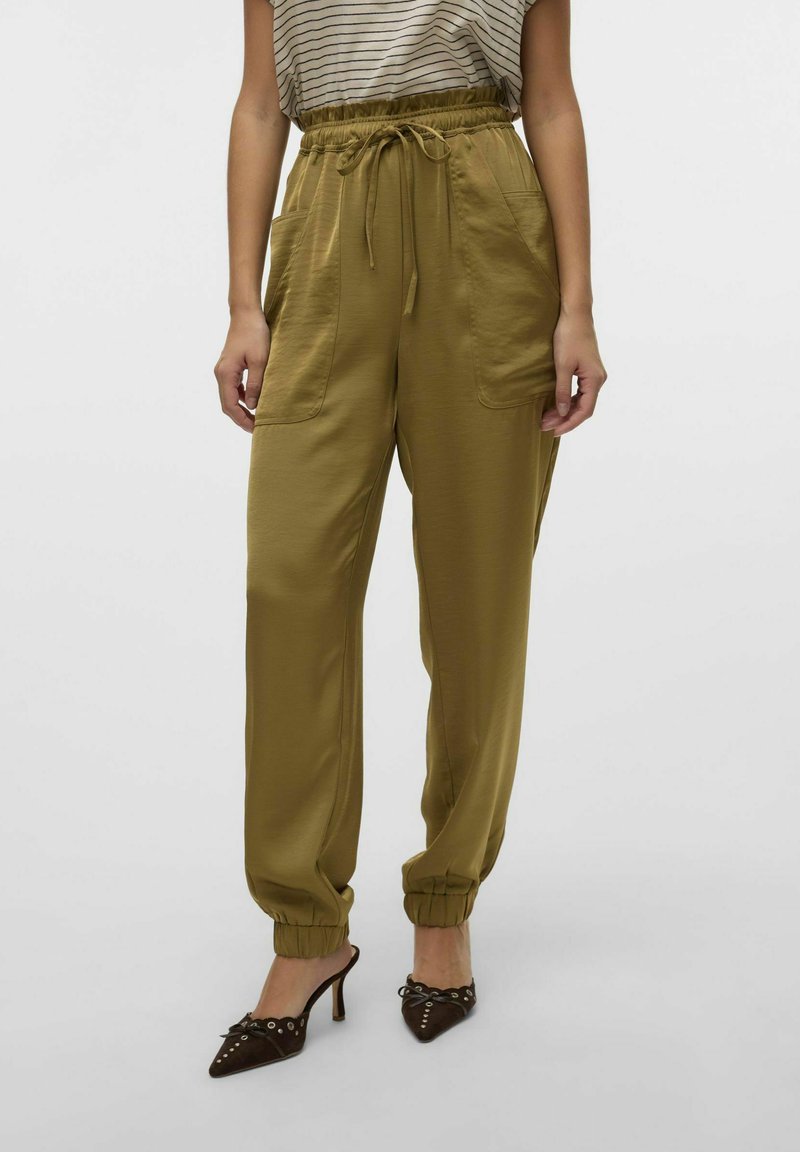 Pantalons de jogging légers couleur vert olive avec une taille élastique, deux poches latérales et des chevilles resserrées. Texture lisse avec une coupe décontractée.