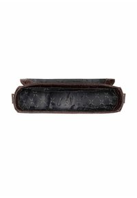 Clutch in pelle sintetica marrone con interno in tessuto nero trapuntato. Design open-top con finitura lucida e dettagli cuciti lungo i bordi.