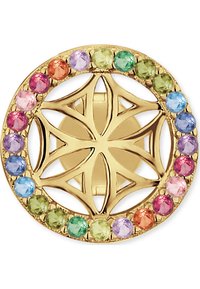 Spilla circolare in oro con design a stella traforata, circondata da gemme colorate in rosa, viola, verde, blu e arancio.