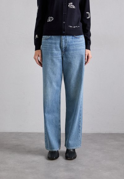 Jeans a palazzo in denim blu chiaro con vita alta, design a cinque tasche classico e sfumature leggere. Abbinati a un cardigan blu navy.