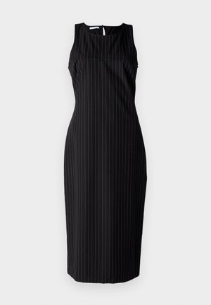 Svart ærmeløs kjole med vertikale hvite striper, tettsittende silhuett, kne-lengde, rund halskrage og nøkkelhull baklukking.