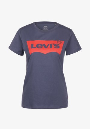 Granatowy t-shirt z krótkim rękawem z dużym czerwonym logo Levi's na wysokości klatki piersiowej.