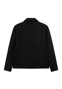 Μαύρο πουκάμισο σε καρό σχέδιο με μακριά μανίκια, δομημένο γιακά και ίσια γραμμή. Το ύφασμα φαίνεται να έχει υφή με ένα διακριτικό μοτίβο.