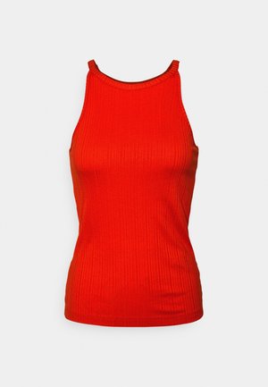 Ærmeløs, ribbet, knaldrød tanktop med høj, rund halsudskæring, vist på en ensfarvet lysgrå baggrund.