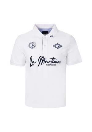 Wit poloshirt met korte mouwen, kraag, knoopsluiting en marineblauwe "La Martina Polo Club" tekst en logo's op de borst en kraag.
