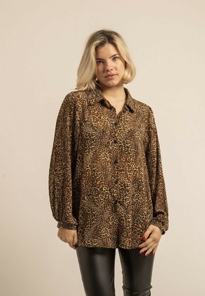 Blouse en imprimé léopard avec fermeture à boutons, manches longues plissées, col et coupe décontractée ; présentée sur un fond neutre.