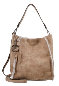 Brun skuldertaske i imiteret ruskind med en tekstureret overflade, off-white pelskant, aftagelig kvast og en cirkulær metaldetalje.