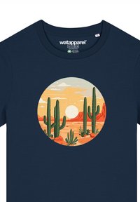 Navy katoenen t-shirt met een cirkelvormige woestijngrafiek met cactussen, een zon en bergen in warme tonen van oranje, geel en groen.