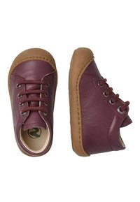 Scarpe in pelle bordeaux con suole in gomma marrone, punte tonde e lacci. Presentano occhielli argentati e un logo sulla soletta.