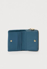 Sininen nahkalompakko useilla korttipaikoilla, painonappisulkemisella ja vetoketjullisella osastolla, jossa on kultasävytetty varustus.