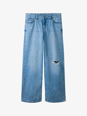 Jean large bleu clair en denim, avec une déchirure déchirée sur la cuisse. Design classique à cinq poches avec une fermeture à bouton.