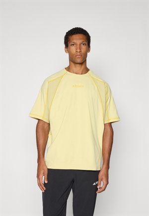 Adidas Terrex GRAPHIC - Sports T-shirt - powder yellow