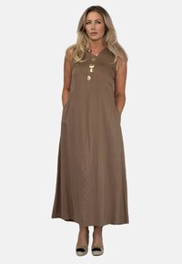 Brązowa, bezrękawna maxi sukienka z zamkiem z przodu, bocznymi kieszeniami i złotym naszyjnikiem z zawieszką. Gładka tkanina o zwiewnym kroju.