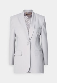 Blazer gris claro con un diseño estructurado, cierre de un solo botón, dos bolsillos frontales y un forro con patrón que presenta un logo.