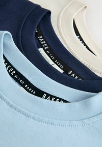 Kolm ümarat kidssärki helesinises, tumesinine ja kreemikas valges värvitoonis. Kangas on pehme puuvill, nähtavad õmblused ja logod kaelasiseselt.