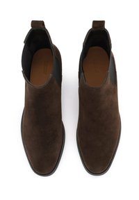 Ruske nubuk ankle boots s glatkim crnim elastičnim bočnim panelima i petnom trakom, sa zaobljenim vrhom i elegantnim dizajnom.