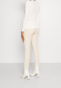 OPUS Tygbyxor - off-white