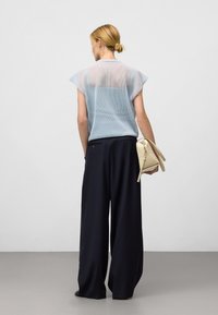 ADOLFO DOMINGUEZ T-shirt med print - light blue