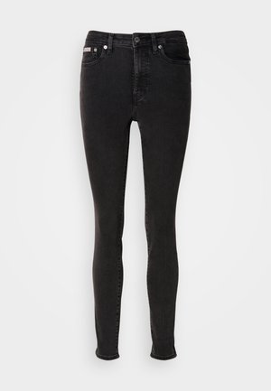 Sorte skinny jeans lavet af denim med en glat tekstur, der har fem-lomme-design, bæltestropper og lukning med metalknap.