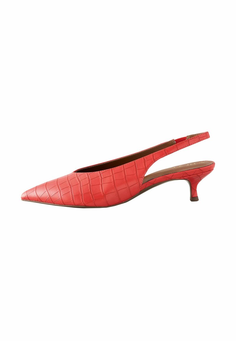 Röd slingback-sko med krokodilmönster, spetsig tå, öppna sidor och en låg kittenklack. Slät textur med en blank finish.