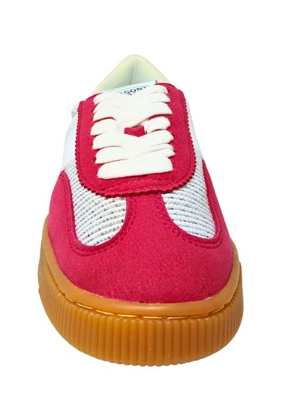 Baskets rouges et blanches avec des lacets blancs épais et une semelle en caoutchouc marron côtelée, vues de face.