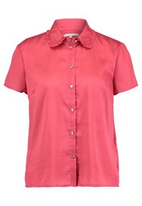 Kurzärmlige, rosa Bluse mit Rüschenausschnitt, Knopfleiste und vertikaler Rippstruktur. Der Stoff wirkt glatt und leicht.