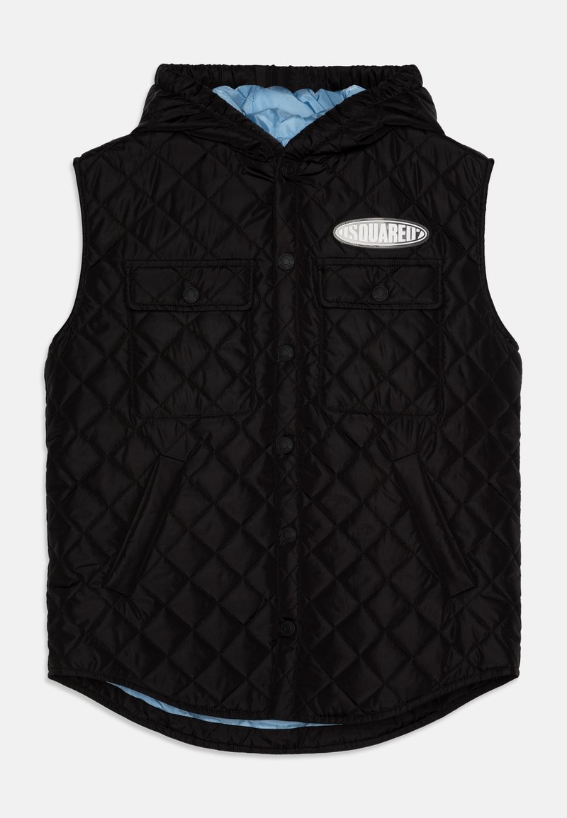 Gilet senza maniche imbottito nero con cappuccio, caratterizzato da motivi a rombi, chiusura frontale con bottoni e due tasche sul petto. Fodera blu chiaro visibile all'interno.