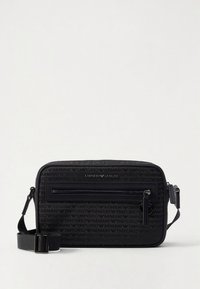 Μαύρη τσάντα χιαστί από ανθεκτικό ύφασμα με ανάγλυφο μοτίβο λογότυπου. Διαθέτει λείο φερμουάρ και ρυθμιζόμενο ιμάντα. Ορθογώνιο σχήμα.