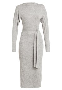 Robe midi gris clair à manches longues avec un col rond et une ceinture en tissu drapée à la taille du côté droit.