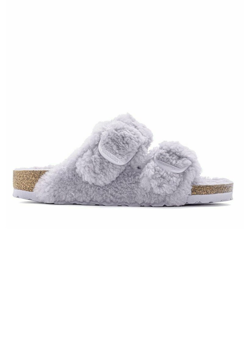 Grå fluffig slidesandal med två justerbara remmar, korkfotbädd och strukturerad sula. Överdelen har mjukt, plyschmaterial.