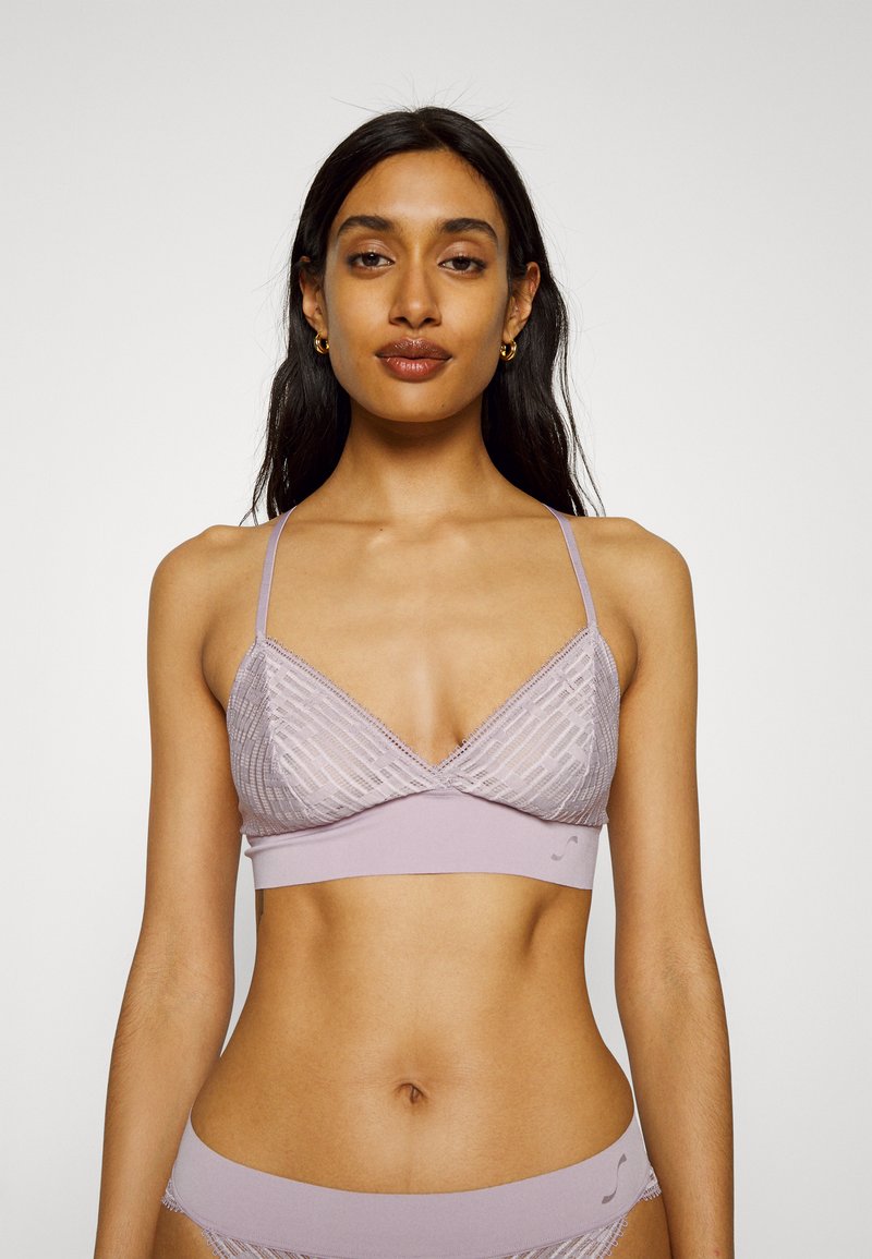 Jasnolawendowy bralette z geometrycznym wzorem koronkowym, trójkątnymi miseczkami, cienkimi regulowanymi ramiączkami oraz miękkim, gładkim pasem.