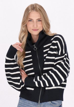 Cardigan tricotat cu dungi alb-negru, cu guler înalt, fermoar complet pe față și manșete și tiv ribatel. Textură moale și croială relaxată.