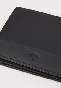 Zwarte leren portemonnee met een gladde textuur, voorzien van een debossering van het logo, contrasterende stiksels en een strakke, minimalistische uitstraling.