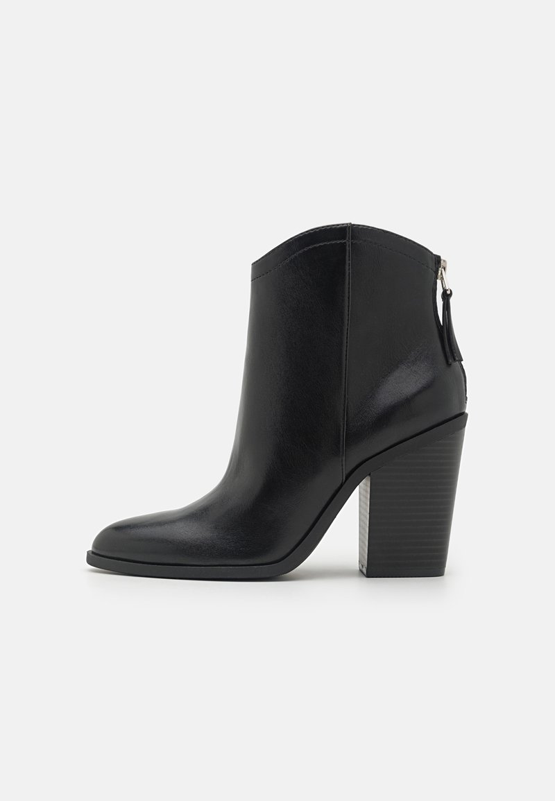 Schwarze Lederanzugstiefel mit spitzem Absatz, hohem Blockabsatz und einem Reißverschluss auf der Rückseite. Glatte Textur mit minimalen Nähdetails.