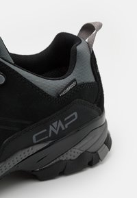 Schwarzer Wanderschuh mit wasserdichtem Design, ausgestattet mit einem strukturierten Wildleder-Obermaterial, grauen Akzenten und einer stabilen Gummisohle mit Profilmustern.