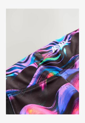 Shorts de bain colorés à motifs avec une base noire, présentant des tourbillons vibrants de rose, bleu et violet. Comprend des accents cousus pour la durabilité.