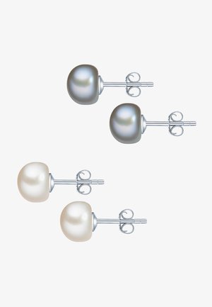 Keturios stud auskarų poros, kuriuose yra apvalių perlų pilkos ir baltos spalvų atspalvių, su sidabro metaliniais kaišteliais ir dekoratyviais užsegimais.