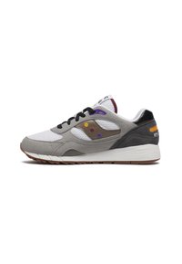 Sneakers in grigio, bianco e nero in rete con dettagli in suede, presentano particolari arancioni e viola, lacci piatti neri e una suola testurizzata.