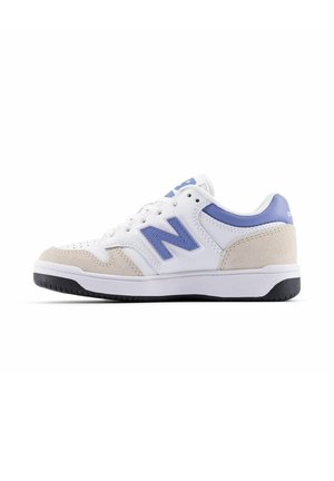 Hvid og beige lavtop sneaker med blå accenter, snørelukning og sort sål, vist i sideprofil på hvid baggrund.