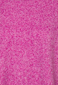 Tessuto a maglia in una vivace tonalità di rosa, con un motivo testurizzato e sottili variazioni di colore, che creano profondità e interesse visivo.