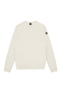 Suéter blanco de punto con cuello redondo, puños y dobladillo acanalados, que presenta un parche de logo en la manga izquierda. Textura suave, diseño sencillo.
