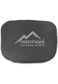 Graues rechteckiges Outdoor-Gear mit einem Berg-Logo und dem weißen Text "normani OUTDOOR SPORTS". Glattes Material mit matter Oberfläche.