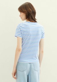 TOM TAILOR DENIM TMODERN STRIPE - Trükipildiga T-särk - white mid blue stripe