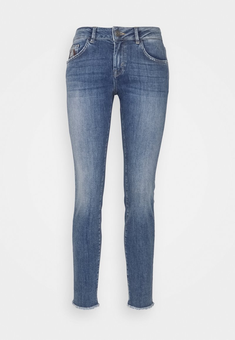Slim fit jeans i medelblå denim med medelhög midja, femfickorsdesign och fransad fåll vid anklarna.
