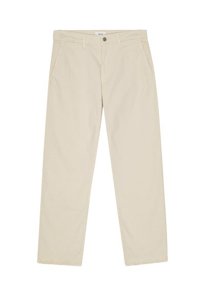 Pantalon beige à jambes droites avec fermeture par bouton et fermeture éclair, passants pour ceinture et poches latérales avant.