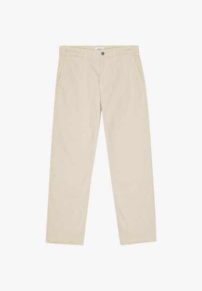 Pantalon beige à jambes droites avec fermeture par bouton et fermeture éclair, passants pour ceinture et poches latérales avant.