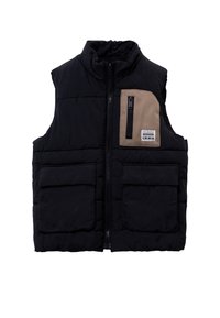 Chaleco acolchado negro sin mangas con cremallera frontal, dos bolsillos grandes y un bolsillo en el pecho con cremallera beige que lleva una etiqueta de la marca.